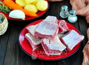 Тушеные свиные ребрышки с картошкой: рецепт приготовления с фото